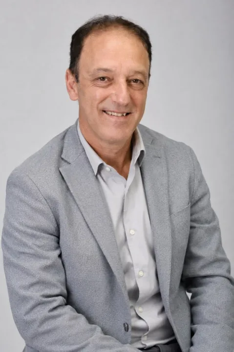 Adrián Flucia, corredor inmobiliario y martillero judicial en Villa María