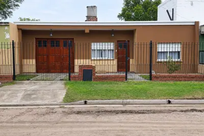 Foto 1 de COD-017: Frente — Casa en venta en Barrio Mariano Moreno, Villa María